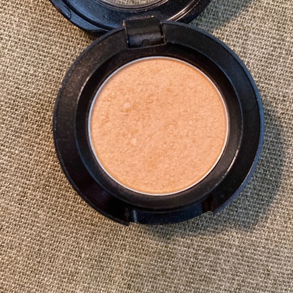 Mac eyeshadow in motif frost - Picture 2 of 3